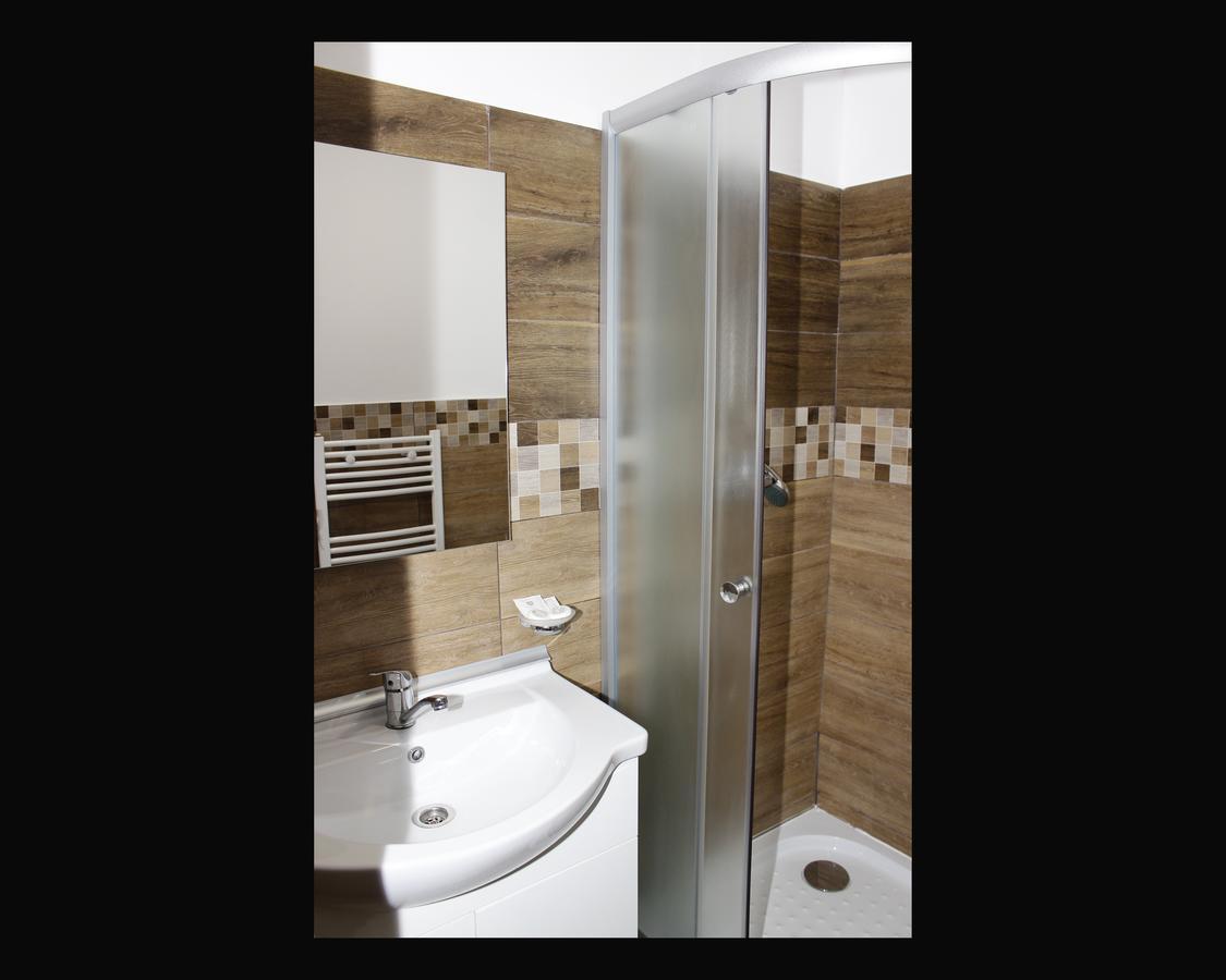 La Livada Bed & Breakfast Otopeni Bagian luar foto