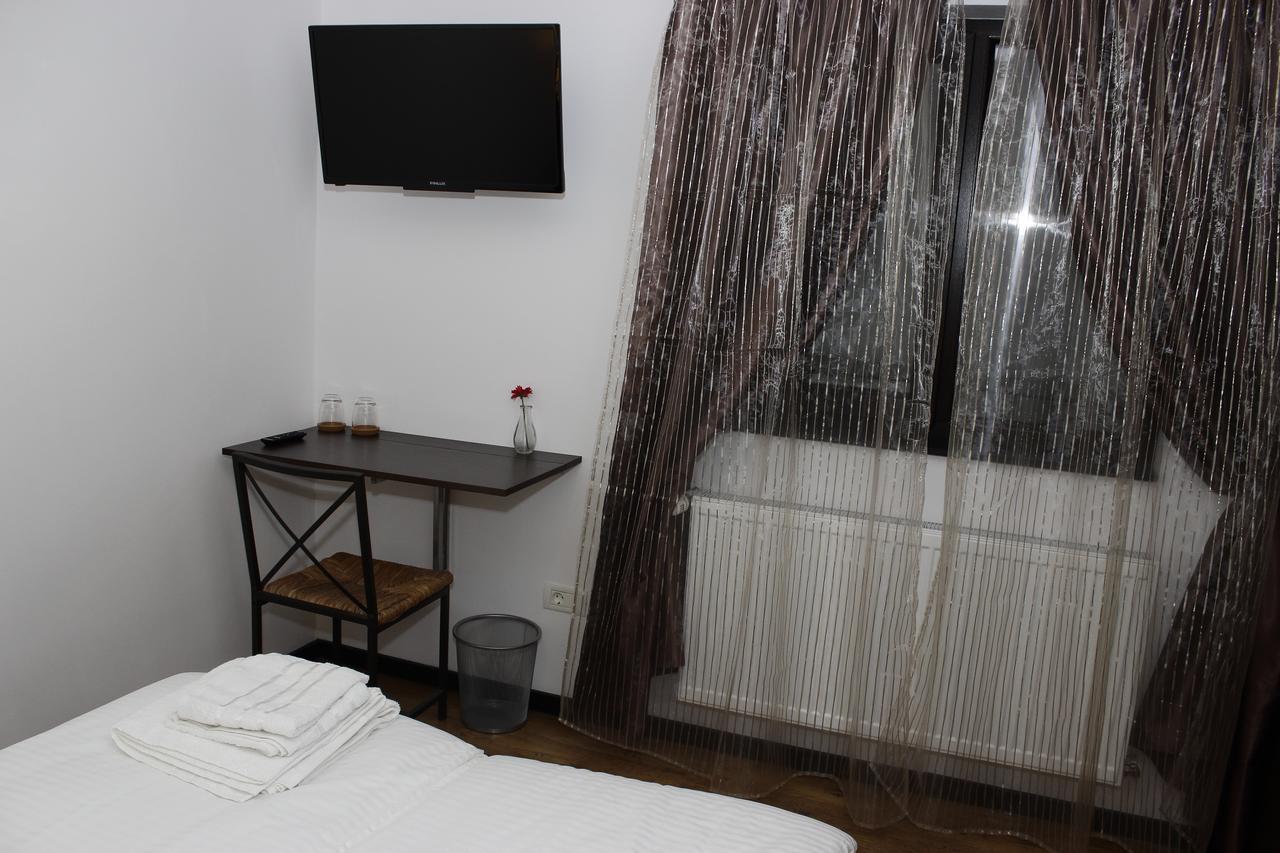 La Livada Bed & Breakfast Otopeni Bagian luar foto