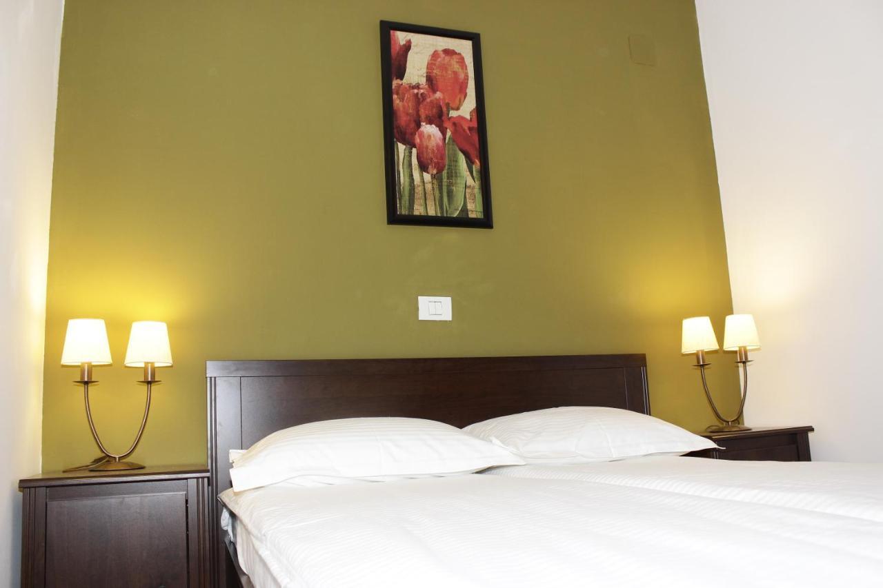 La Livada Bed & Breakfast Otopeni Bagian luar foto