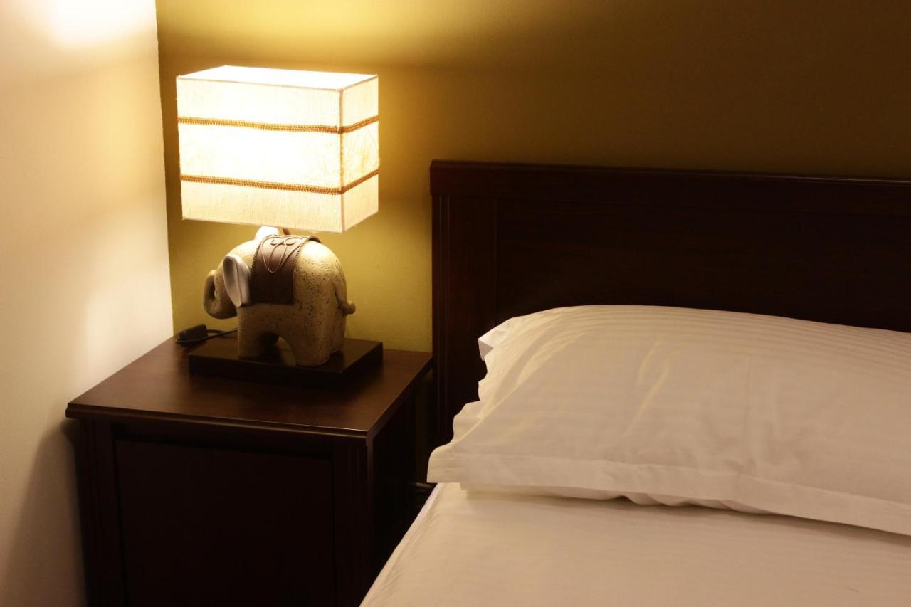 La Livada Bed & Breakfast Otopeni Bagian luar foto