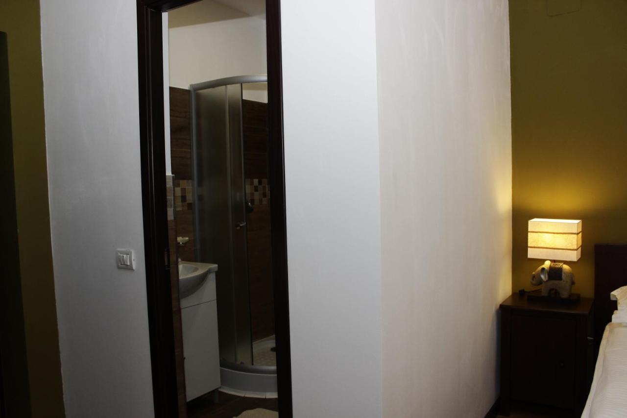 La Livada Bed & Breakfast Otopeni Bagian luar foto