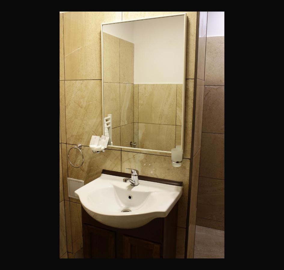 La Livada Bed & Breakfast Otopeni Bagian luar foto